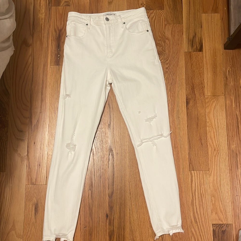 Size 28 ABERCROMBIE NEVER BEEN WORN W/ TAG STILL ON STRAIGHT LEG JEANS